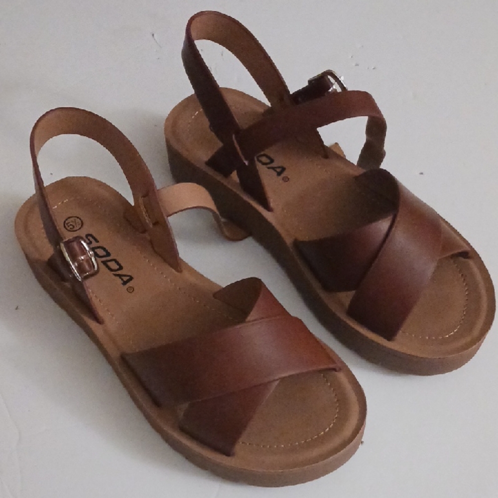 Soda Chester Strappy Sandals Size 5.5 NEW